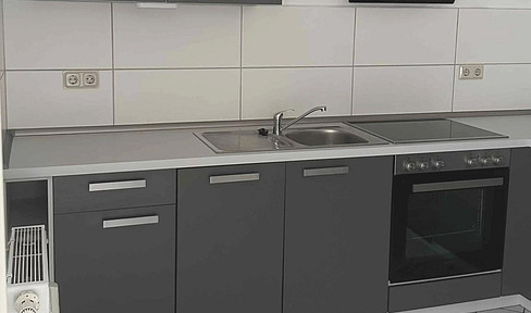 Attractive 2-room apartment with balcony and fitted kitchen, centrally located in a quiet area (for sale by owner).