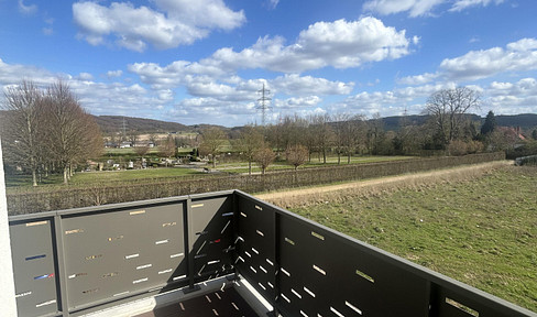 New construction, first occupancy, in Osnabrück-Voxtrup. 2.5 rooms, 58 m². Balcony with a view of greenery. KfW-40 standard. €995 all-inclusive.