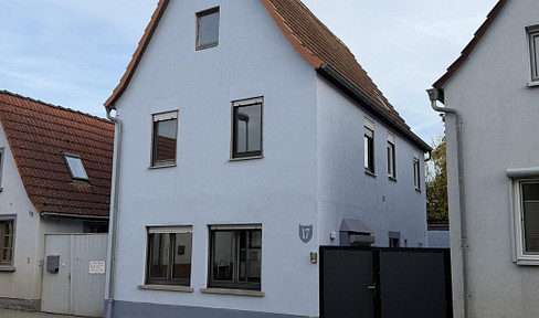 Kernsaniertes, Haus mit großen Garten