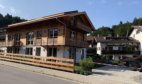 Bad Wiessee: Luxuriöse Terrassenwohnung - attraktive 2 Zimmer im 1. OG - ohne Makler