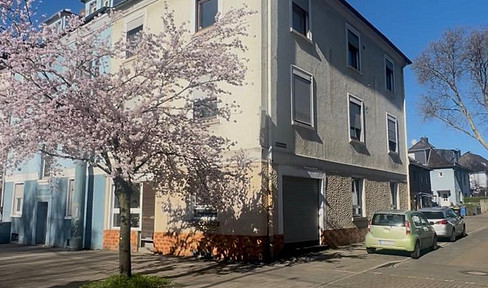 Residential and commercial building: 299 square meters of living and commercial space for €1,050 per square meter.