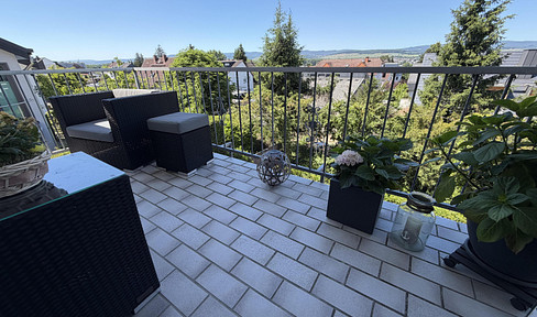For sale by owner: Prime location near the Budenheimer Forest / Bright 3-room apartment with balcony, garage, and parking space.