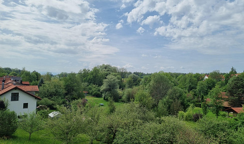 Erstbezug - großzügige bildschöne 3-Zi.-DG-Whg. m. Blk. u. Loggia in Grafing mit Traumblick