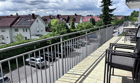 Large studio apartment with an office, offering unobstructed panoramic views all the way to the Alps (approx. 180 m² of living space).