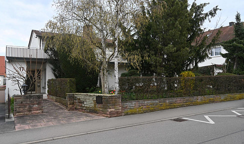 Large house perfect for both living and working, in a prime location.