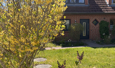 Picturesque small town with proximity to the Baltic Sea, located between Hamburg and Lübeck: Terraced house – recently and completely modernized.