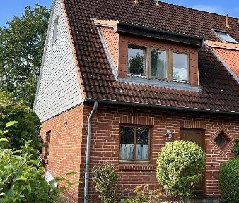 Charming Bullerby-style atmosphere and proximity to the Baltic Sea, located between Hamburg and Lübeck: Terraced house – recently and tastefully renovated.