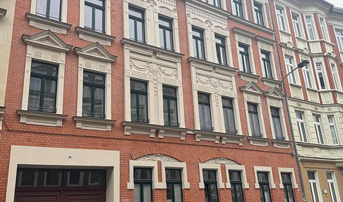 High-quality apartment in a central urban location – 2-room apartment with balcony, fitted kitchen, and parking space in L-Reudnitz. NO UPFRONT FEES!