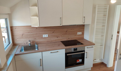 Bright, fully renovated 3-room apartment with a new fitted kitchen.