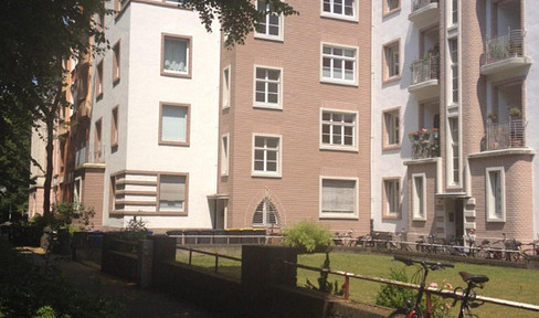 Kreuzviertel, Schöne Altbauwohnung mit Denkmalschutz, hohen Decken und EBK