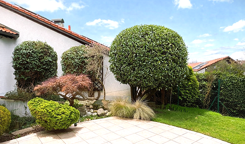 Close to the lake: Well-maintained, move-in ready detached house with a sun garden and 2 garages - NO COMMISSION!