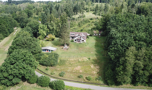 Beautiful country house in a secluded location, with a very large plot of land, close to the Hagen golf course.