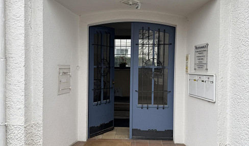 Representative office or practice spaces in a well-maintained, historic building, ground floor - commission-free.