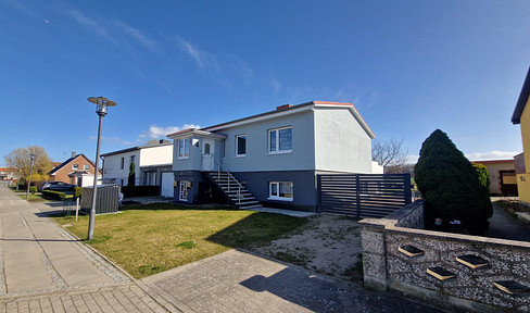 Located near the beach and the edge of a field: Your sunny detached house with separate living unit on the Baltic Sea.