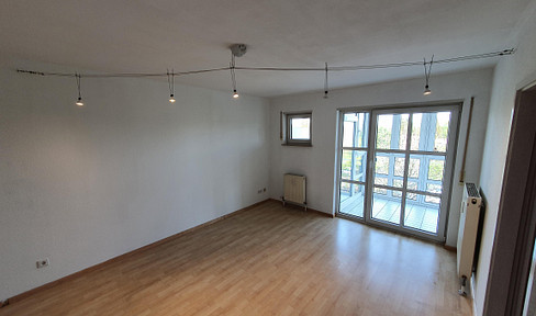 Große 1-Zimmer Wohnung mit separater Küche, großem Balkon und Lift