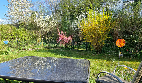 Sunny family home with green space access: Featuring modern amenities, a nearby lake, and convenient city access.