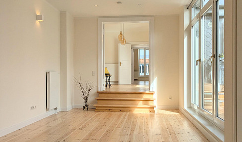 Bötzowviertel - Penthouse apartment with south-facing aspect, elevator access, and rooftop terrace, also featuring a guest bathroom. Available immediately (provisionally).