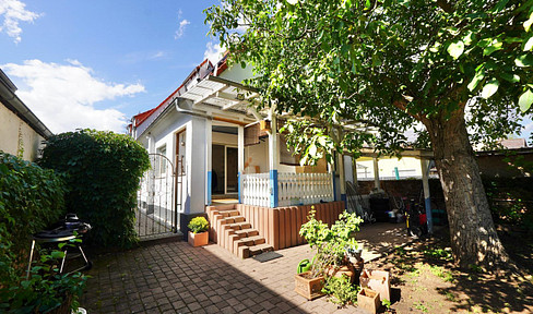 Detached house with a large garden, located in the heart of Raunheim.