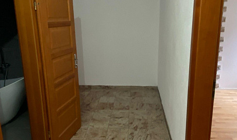 4-room apartment (suitable for private or commercial use).