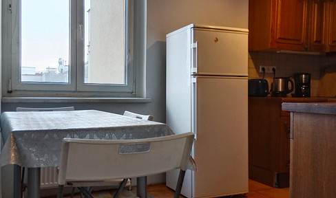 6-room apartment with balcony, located on the 6th floor (accessible by elevator), close to the U1 subway line (Reumannplatz station) and the HPT train station, suitable for a group of 5 people. Available immediately.