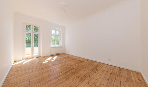 TAX-FREE - Beautifully renovated historic building with 5 rooms (2 balconies, 2 bathrooms, ready to move in immediately).
