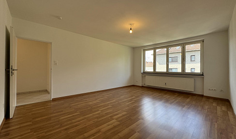 Charming, spacious 2-room apartment with a balcony, located in a prime spot on Berger Straße.