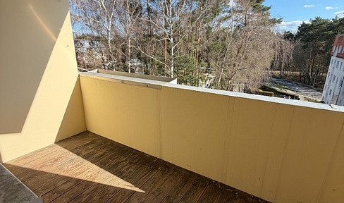 Bright, spacious 3-room apartment (67 m²), south-facing balcony, fitted kitchen - First occupancy after renovation.