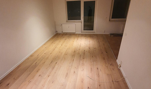 Bright, spacious 3-room apartment (67 m²), 30 km from Berlin, with a south-facing balcony and fitted kitchen – available for the first time after renovation.