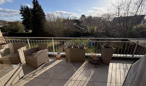 Central 3-room attic apartment in a green area, with a heat pump system. (No further inquiries, please).