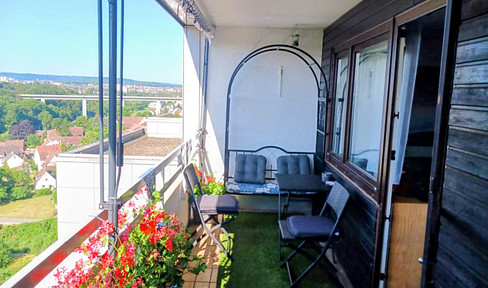 Spacious 2.5-room apartment with no brokerage fees, located above the rooftops of Stuttgart-Freiberg.