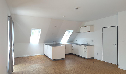 Helle Dachgeschosswohnung mit großem Balkon
