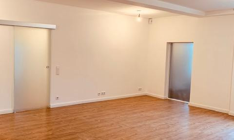 Frisch renovierte 4-Zimmerwohnung mit großem Wohn-Essbereich in Zentraler Lage zu vermieten