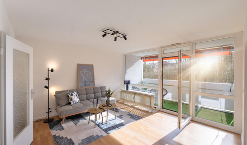 Newly renovated 2-room apartment with balcony, fully furnished, and with access to a swimming pool.