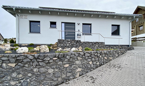 For nature lovers and those who value energy efficiency - a nearly new bungalow.