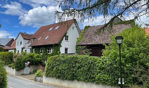 Zwei Häuser mit kleiner Scheune u. Wiese