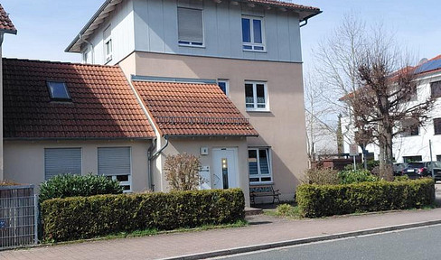 Modern geschnittene 3-­Zimmer­-Maisonette­-Wohnung mit Balkon in Feucht