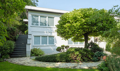Property with Rhine views, located near a nature reserve – a spacious complex with the option to develop the land.
