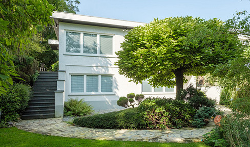 Beautiful house, including the building plot, in a prime location.
