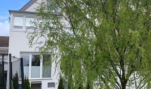 Representative three-family house in Düsseldorf - Mörsenbroich.