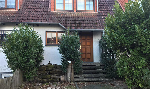 Detached house suitable for a single family, with 2 parking spaces, located in Frankfurt am Main, and free from any encumbrances.