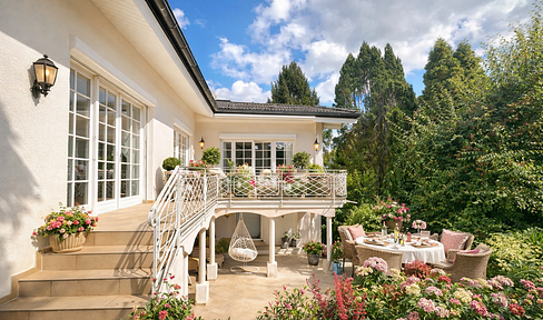 PRIVATE SALE: Detached house with a separate apartment.