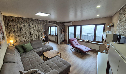 Penthouse with a fantastic west-facing view, all the way to the Taunus mountain range.