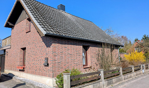 Large detached house with great potential, located in 29574 Ebstorf.