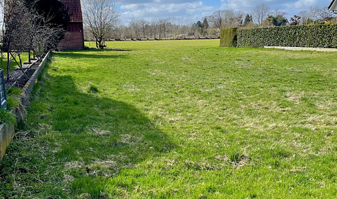 Building plot with a south-facing orientation, located in a prime area.