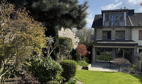 Well-maintained terraced house with plenty of space and a beautiful garden, located in a quiet area.