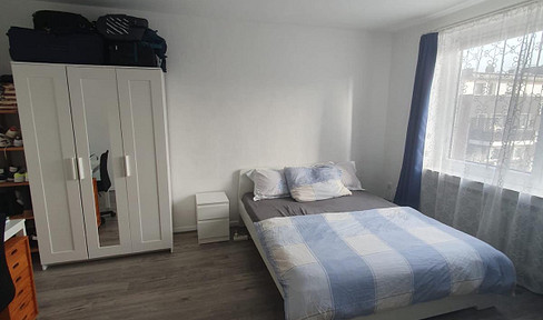 Bright and well-maintained one-room apartment with fitted kitchen.