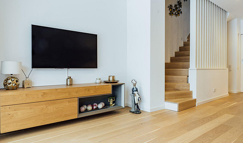 Architecturally designed townhouse on a park-like plot – like new, spacious, and family-friendly.