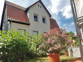 Country house style from the 1930s, ideal for homes with plenty of space.