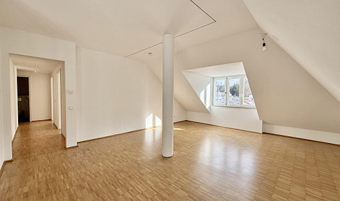 Renovierte 3 Zi.-Whg mit 2 Dachbalkonen, Aufzug, Carport & EBK in ruhiger Waldrandlage