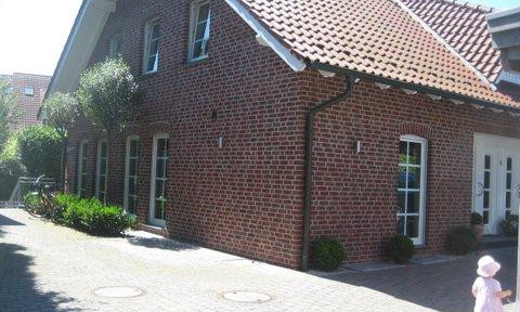 A quiet and centrally located 2-room apartment is available for rent to single individuals in Rinkerode for €925 per month, including utilities.